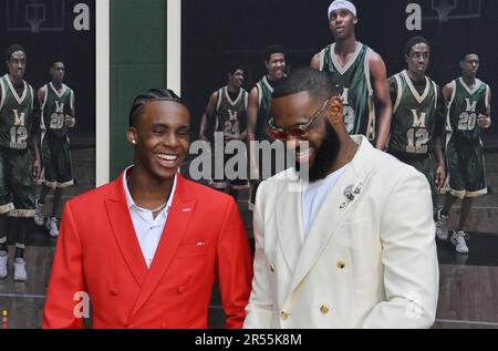 LeBron James (L) et Marquis Mookie Cook, membre du casting, assistent mercredi à la première du film biographique « Shooting Stars » au Regency Village Theatre de Los Angeles, 31 mai 2923, scénario : basé sur le livre de LeBron James et l'auteur du prix Pulitzer de Friday Night Lights, Buzz Bissinger, Shooting Stars est l'histoire d'origine inspirante d'un super-héros du basket-ball, qui révèle comment LeBron James et ses amis d'enfance deviennent l'équipe de lycée n°1 en Amérique, lançant la carrière à couper le souffle de James en tant que quatre fois champion de la NBA, deux fois médaillé d'or olympique et tous les Banque D'Images