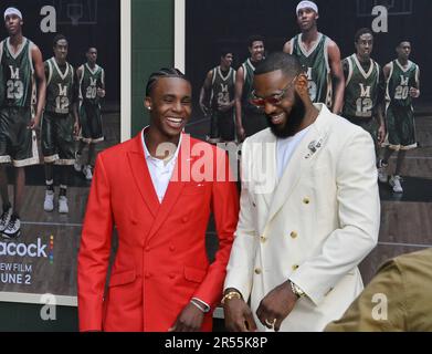 LeBron James (L) et Marquis Mookie Cook, membre du casting, assistent mercredi à la première du film biographique « Shooting Stars » au Regency Village Theatre de Los Angeles, 31 mai 2923, scénario : basé sur le livre de LeBron James et l'auteur du prix Pulitzer de Friday Night Lights, Buzz Bissinger, Shooting Stars est l'histoire d'origine inspirante d'un super-héros du basket-ball, qui révèle comment LeBron James et ses amis d'enfance deviennent l'équipe de lycée n°1 en Amérique, lançant la carrière à couper le souffle de James en tant que quatre fois champion de la NBA, deux fois médaillé d'or olympique et tous les Banque D'Images