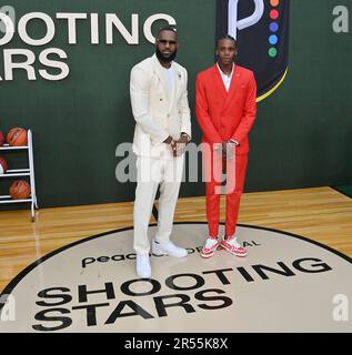 LeBron James (L) et Marquis Mookie Cook, membre du casting, assistent mercredi à la première du film biographique « Shooting Stars » au Regency Village Theatre de Los Angeles, 31 mai 2923, scénario : basé sur le livre de LeBron James et l'auteur du prix Pulitzer de Friday Night Lights, Buzz Bissinger, Shooting Stars est l'histoire d'origine inspirante d'un super-héros du basket-ball, qui révèle comment LeBron James et ses amis d'enfance deviennent l'équipe de lycée n°1 en Amérique, lançant la carrière à couper le souffle de James en tant que quatre fois champion de la NBA, deux fois médaillé d'or olympique et tous les Banque D'Images