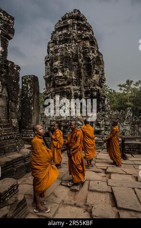 Le Bayon est un temple khmer richement décoré lié au bouddhisme dans le parc Angkor Wat. Sa caractéristique distinctive est la multitude de visages souriants. Banque D'Images