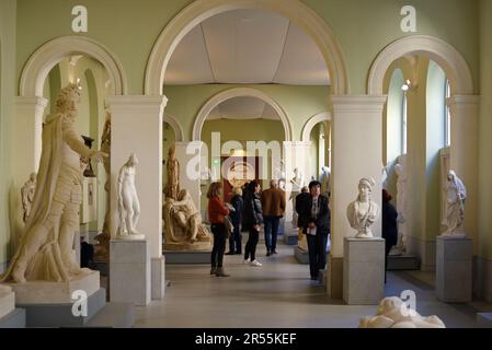 Touristes ou visiteurs à la Galerie de sculptures Musée Granet Aix-en-Provence France Banque D'Images