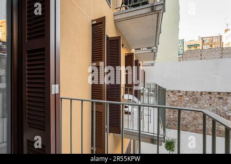 Accès à un balcon loggia ouvert dans un immeuble d'appartements avec tables et chaises pour un air frais sans quitter la maison. Le concept de confort Banque D'Images