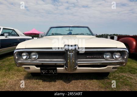 Vue avant du cabriolet parisien 1968 de Pontiac, blanc, présenté au salon de l'auto Deal Classic 2023 Banque D'Images