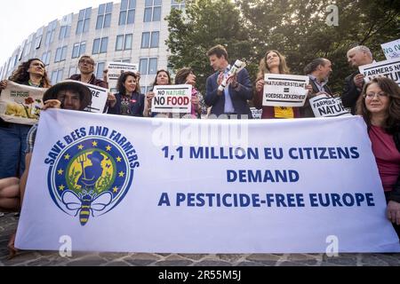 Une action de protestation de l'association agricole belge Boerenbond et de l'organisation agricole européenne Copa-Cogeca contre la loi de restauration de la nature, près du siège de l'UE, à Bruxelles, le jeudi 01 juin 2023. Avec la loi de restauration de la nature dont nous sommes saisis aujourd'hui, l'Europe veut améliorer la nature et la biodiversité dans ses Etats membres. Un grand objectif que Boerenbond et Copa-Cogeca soutiennent également, mais ils sont très préoccupés par l'impact que cette proposition aura sur la disponibilité des terres agricoles et l'octroi de permis en Flandre et dans le reste de l'Europe. Avec cette action, ils appellent Banque D'Images