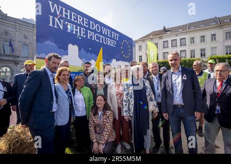 Une action de protestation de l'association agricole belge Boerenbond et de l'organisation agricole européenne Copa-Cogeca contre la loi de restauration de la nature, près du siège de l'UE, à Bruxelles, le jeudi 01 juin 2023. Avec la loi de restauration de la nature dont nous sommes saisis aujourd'hui, l'Europe veut améliorer la nature et la biodiversité dans ses Etats membres. Un grand objectif que Boerenbond et Copa-Cogeca soutiennent également, mais ils sont très préoccupés par l'impact que cette proposition aura sur la disponibilité des terres agricoles et l'octroi de permis en Flandre et dans le reste de l'Europe. Avec cette action, ils appellent Banque D'Images