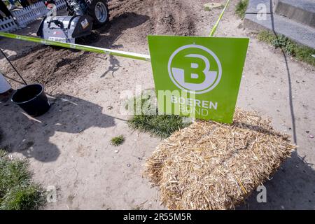 Une action de protestation de l'association agricole belge Boerenbond et de l'organisation agricole européenne Copa-Cogeca contre la loi de restauration de la nature, près du siège de l'UE, à Bruxelles, le jeudi 01 juin 2023. Avec la loi de restauration de la nature dont nous sommes saisis aujourd'hui, l'Europe veut améliorer la nature et la biodiversité dans ses Etats membres. Un grand objectif que Boerenbond et Copa-Cogeca soutiennent également, mais ils sont très préoccupés par l'impact que cette proposition aura sur la disponibilité des terres agricoles et l'octroi de permis en Flandre et dans le reste de l'Europe. Avec cette action, ils appellent Banque D'Images