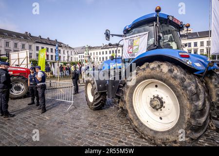 Une action de protestation de l'association agricole belge Boerenbond et de l'organisation agricole européenne Copa-Cogeca contre la loi de restauration de la nature, près du siège de l'UE, à Bruxelles, le jeudi 01 juin 2023. Avec la loi de restauration de la nature dont nous sommes saisis aujourd'hui, l'Europe veut améliorer la nature et la biodiversité dans ses Etats membres. Un grand objectif que Boerenbond et Copa-Cogeca soutiennent également, mais ils sont très préoccupés par l'impact que cette proposition aura sur la disponibilité des terres agricoles et l'octroi de permis en Flandre et dans le reste de l'Europe. Avec cette action, ils appellent Banque D'Images