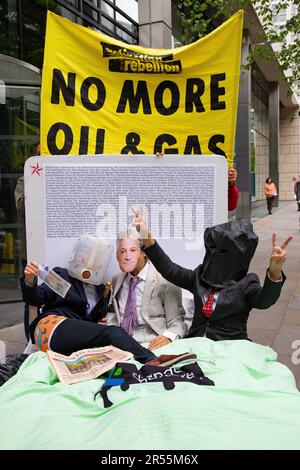 Londres, Angleterre, Royaume-Uni 01/06/2023 les activistes Money Rebellion présentent un « trois ans » satirique chez Standard Chartered entre le PDG Bill Winters et ses amis des combustibles fossiles, le pétrole et le charbon, comme Rishi Sunak cherche à servir du champagne et à se voir offrir occasionnellement un bung d'argent. Banque D'Images