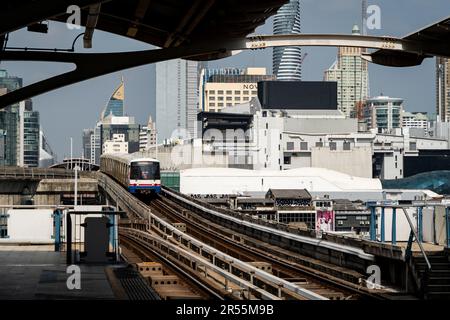Bangkok, Thaïlande. 02nd juin 2023. Un Skytrain BTS arrive à la station du stade national de Bangkok sur 1 juin 2023. Credit: Matt Hunt/Neato/Alay Live News Banque D'Images