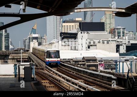 Bangkok, Thaïlande. 02nd juin 2023. Un Skytrain BTS arrive à la station du stade national de Bangkok sur 1 juin 2023. Credit: Matt Hunt/Neato/Alay Live News Banque D'Images
