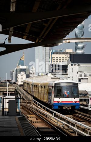 Bangkok, Thaïlande. 02nd juin 2023. Un Skytrain BTS arrive à la station du stade national de Bangkok sur 1 juin 2023. Credit: Matt Hunt/Neato/Alay Live News Banque D'Images