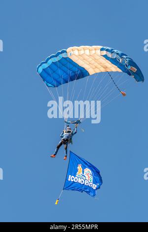 Bloemfontein, Afrique du Sud - 20 mai 2023 : un parachutiste qui glisse dans les airs à l'aéroport de Tempe à Bloemfontein Banque D'Images