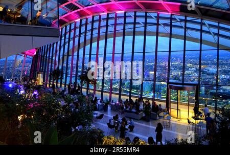 Vista serale dall'interno del gratacielo Skygarden a Londra, Regno Unito / vue en soirée de l'intérieur du Skygarden gratte-ciel à Londres, Royaume-Uni Banque D'Images