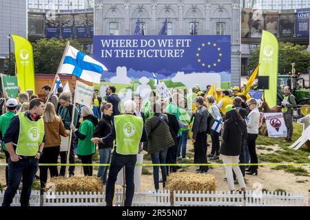 Une action de protestation de l'association agricole belge Boerenbond et de l'organisation agricole européenne Copa-Cogeca contre la loi de restauration de la nature, près du siège de l'UE, à Bruxelles, le jeudi 01 juin 2023. Avec la loi de restauration de la nature dont nous sommes saisis aujourd'hui, l'Europe veut améliorer la nature et la biodiversité dans ses Etats membres. Un grand objectif que Boerenbond et Copa-Cogeca soutiennent également, mais ils sont très préoccupés par l'impact que cette proposition aura sur la disponibilité des terres agricoles et l'octroi de permis en Flandre et dans le reste de l'Europe. Avec cette action, ils appellent Banque D'Images