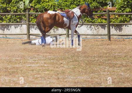 Un enfant tombant d'un cheval au ranch. Mid shot Banque D'Images