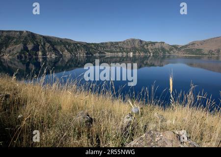 Vue sur le lac Nemrut qui s'est formé à l'intérieur du mont Nemrut près de Tatvan, dans l'extrême-Orient du Turkiye. Banque D'Images