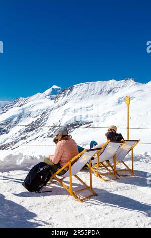 Personnes se détendant dans les montagnes à Snow Fun Park Jungfraujoch, au sommet de la montagne Jungfrau, Alpes suisses, Suisse Banque D'Images