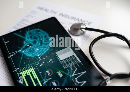 Papier avec texte assurance maladie sur la table avec stéthoscope Banque D'Images