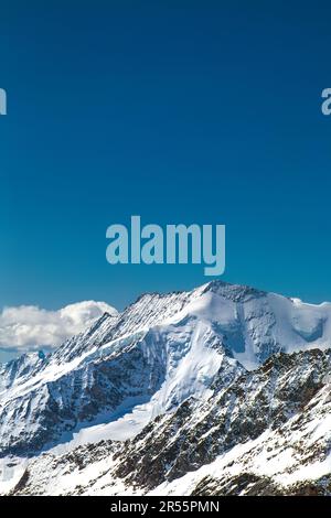 Sommets enneigés du Dreieckhorn le long du sentier de randonnée depuis le sommet de la Jungfrau jusqu'à la cabane de Mönchsjoch, Alpes suisses, Suisse Banque D'Images