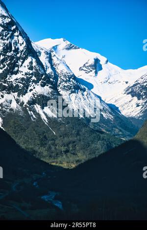 Vue entre les montagnes en Norvège, par laquelle une route mène. Neige sur les montagnes. Paysage du nord en Scandinavie Banque D'Images