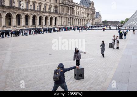 De longues files d'attente de visiteurs dans la cour de l'élégant Palais Royale attendent d'entrer dans le musée d'art du Louvre lors d'une paisible journée de printemps gris à Paris, en France. Au milieu d'une foule de visiteurs et de touristes, ces chefs-d'œuvre architecturaux mêlent modernité et histoire, invitant à l'exploration et à l'appréciation. Découvrez le mélange harmonieux de l'ancien et du nouveau, alors que le riche patrimoine culturel de la ville prend vie au milieu de l'énergie vibrante d'une destination touristique populaire. Banque D'Images