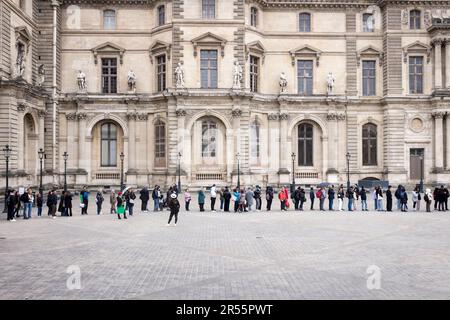 De longues files d'attente de visiteurs dans la cour de l'élégant Palais Royale attendent d'entrer dans le musée d'art du Louvre lors d'une paisible journée de printemps gris à Paris, en France. Au milieu d'une foule de visiteurs et de touristes, ces chefs-d'œuvre architecturaux mêlent modernité et histoire, invitant à l'exploration et à l'appréciation. Découvrez le mélange harmonieux de l'ancien et du nouveau, alors que le riche patrimoine culturel de la ville prend vie au milieu de l'énergie vibrante d'une destination touristique populaire. Banque D'Images