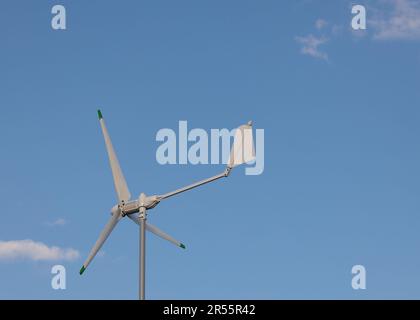 Production d'énergie dans la ville avec mini éolienne. Espace de texte disponible Banque D'Images