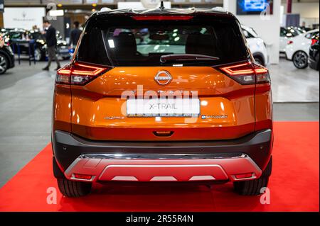 Riga, Lettonie, 28 avril 2023 : première de la nouvelle Nissan X-Trail lors d'un salon automobile, modèle 2023, vue arrière Banque D'Images