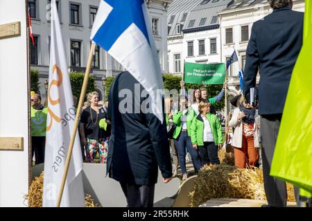 L'illustration montre une action de protestation de l'association agricole belge Boerenbond et de l'organisation agricole européenne Copa-Cogeca contre la loi de restauration de la nature, près du siège de l'UE, à Bruxelles, le jeudi 01 juin 2023. Avec la loi de restauration de la nature dont nous sommes saisis aujourd'hui, l'Europe veut améliorer la nature et la biodiversité dans ses Etats membres. Un grand objectif que Boerenbond et Copa-Cogeca soutiennent également, mais ils sont très préoccupés par l'impact que cette proposition aura sur la disponibilité des terres agricoles et l'octroi de permis en Flandre et dans le reste de l'Europe. Banque D'Images