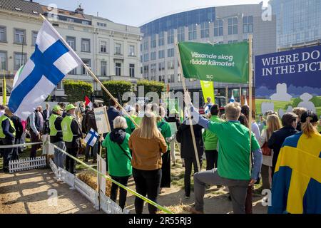 L'illustration montre une action de protestation de l'association agricole belge Boerenbond et de l'organisation agricole européenne Copa-Cogeca contre la loi de restauration de la nature, près du siège de l'UE, à Bruxelles, le jeudi 01 juin 2023. Avec la loi de restauration de la nature dont nous sommes saisis aujourd'hui, l'Europe veut améliorer la nature et la biodiversité dans ses Etats membres. Un grand objectif que Boerenbond et Copa-Cogeca soutiennent également, mais ils sont très préoccupés par l'impact que cette proposition aura sur la disponibilité des terres agricoles et l'octroi de permis en Flandre et dans le reste de l'Europe. Banque D'Images