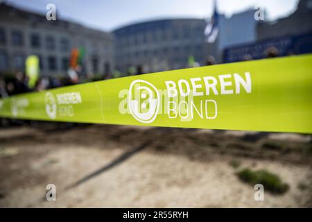 Le logo Boerenbond en photo lors d'une action de protestation de l'association agricole belge Boerenbond et de l'organisation agricole européenne Copa-Cogeca contre la loi de restauration de la nature, près du siège de l'UE, à Bruxelles, le jeudi 01 juin 2023. Avec la loi de restauration de la nature dont nous sommes saisis aujourd'hui, l'Europe veut améliorer la nature et la biodiversité dans ses Etats membres. Un grand objectif que Boerenbond et Copa-Cogeca soutiennent également, mais ils sont très préoccupés par l'impact que cette proposition aura sur la disponibilité des terres agricoles et l'octroi de permis en Flandre et dans le reste de Banque D'Images