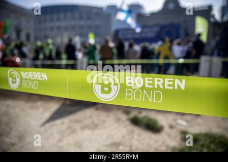 Le logo Boerenbond en photo lors d'une action de protestation de l'association agricole belge Boerenbond et de l'organisation agricole européenne Copa-Cogeca contre la loi de restauration de la nature, près du siège de l'UE, à Bruxelles, le jeudi 01 juin 2023. Avec la loi de restauration de la nature dont nous sommes saisis aujourd'hui, l'Europe veut améliorer la nature et la biodiversité dans ses Etats membres. Un grand objectif que Boerenbond et Copa-Cogeca soutiennent également, mais ils sont très préoccupés par l'impact que cette proposition aura sur la disponibilité des terres agricoles et l'octroi de permis en Flandre et dans le reste de Banque D'Images