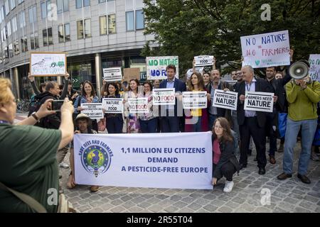 Une action de protestation de l'association agricole belge Boerenbond et de l'organisation agricole européenne Copa-Cogeca contre la loi de restauration de la nature, près du siège de l'UE, à Bruxelles, le jeudi 01 juin 2023. Avec la loi de restauration de la nature dont nous sommes saisis aujourd'hui, l'Europe veut améliorer la nature et la biodiversité dans ses Etats membres. Un grand objectif que Boerenbond et Copa-Cogeca soutiennent également, mais ils sont très préoccupés par l'impact que cette proposition aura sur la disponibilité des terres agricoles et l'octroi de permis en Flandre et dans le reste de l'Europe. Avec cette action, ils appellent Banque D'Images