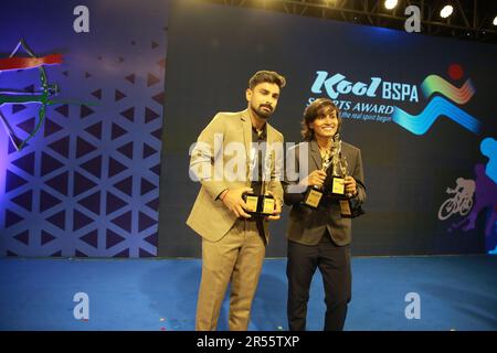 Batter Liton Das (L), star du Bangladesh, a remporté le prix de la personne sportive de l'année 2022 de l'Association de la presse sportive du Bangladesh (BSPA) pour ses performances acro Banque D'Images