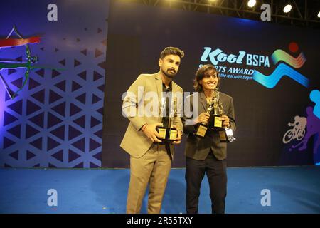 Batter Liton Das (L), star du Bangladesh, a remporté le prix de la personne sportive de l'année 2022 de l'Association de la presse sportive du Bangladesh (BSPA) pour ses performances acro Banque D'Images