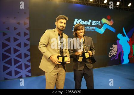 Batter Liton Das (L), star du Bangladesh, a remporté le prix de la personne sportive de l'année 2022 de l'Association de la presse sportive du Bangladesh (BSPA) pour ses performances acro Banque D'Images