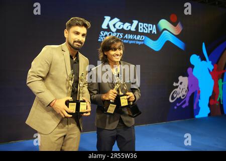 Batter Liton Das (L), star du Bangladesh, a remporté le prix de la personne sportive de l'année 2022 de l'Association de la presse sportive du Bangladesh (BSPA) pour ses performances acro Banque D'Images