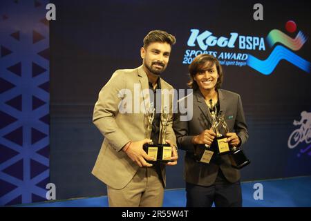 Batter Liton Das (L), star du Bangladesh, a remporté le prix de la personne sportive de l'année 2022 de l'Association de la presse sportive du Bangladesh (BSPA) pour ses performances acro Banque D'Images