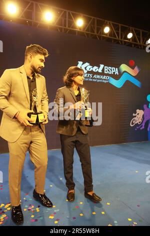 Batter Liton Das (L), star du Bangladesh, a remporté le prix de la personne sportive de l'année 2022 de l'Association de la presse sportive du Bangladesh (BSPA) pour ses performances acro Banque D'Images