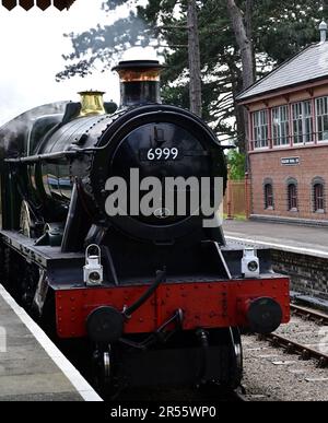 LA locomotive de classe GWR Hall n° 7903 Foremarke Hall, tournant sous le n° 6999 Capel Dewi Hall à Broadway pendant le GWSR Cotswold Festival of Steam 2023. Banque D'Images