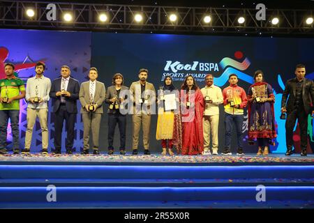 Litton Kumar Das (6th de gauche) qui a remporté le prix de la personne sportive de l'année 2022 ainsi que de nombreux membres célèbres de l'arène sportive ont assisté au groupe Banque D'Images