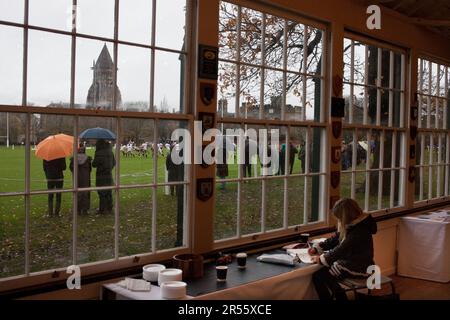 Un match de rugby a été joué à 'The Close', à l'école de rugby, le même terrain de rugby où ce sport aurait été inventé par William Webb Ellis en 1823. Banque D'Images