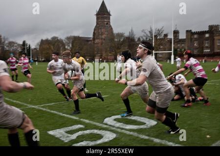 Un match de rugby a été joué à 'The Close', à l'école de rugby, le même terrain de rugby où ce sport aurait été inventé par William Webb Ellis en 1823. Banque D'Images