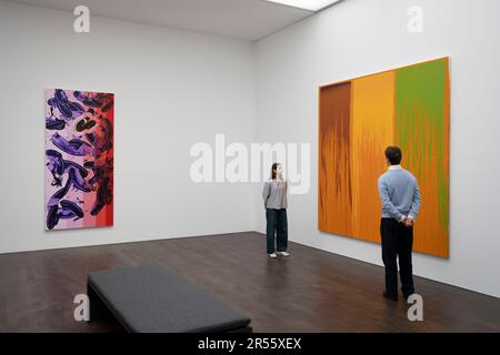 Gagosien, Londres, Royaume-Uni. 1st juin 2023. Pour courber l'oreille du monde extérieur: Conversations sur la peinture abstraite contemporaine (1 juin-25 août) est une vaste exposition d'œuvres nouvelles et récentes de plus de 40 artistes des États-Unis, du Royaume-Uni et de l'Allemagne. Juxtaposant une gamme variée d'approches de l'abstraction contemporaine, l'exposition rassemble des œuvres de trois générations d'artistes. Image : (à gauche) David Reed, 593-3, 2005-09/2013-15/2019-22; (à droite) : Pat Steir, Rainbow Waterfall 6, 2022. Crédit : Malcolm Park/Alay Live News Banque D'Images