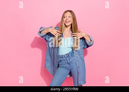 Photo portrait de jeune adolescente attrayante femme look vide point d'espace art de l'auto-portrait tendance jeans vêtements isolés sur fond de couleur rose Banque D'Images