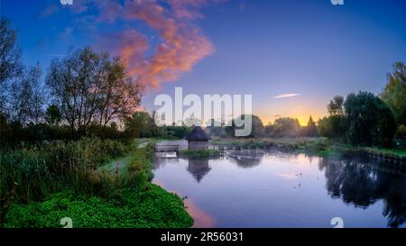 Stockbridge, Royaume-Uni - 9 octobre 2022 : la maison de piégeage d'Eel sur l'essai de la rivière à Bunny à Longstock, Hampshire, Royaume-Uni Banque D'Images