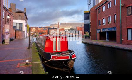 Birmingham, Royaume-Uni - 31 octobre 2022 : lever du soleil sur l'échangeur du canal à Gas Street, Birmingham, Royaume-Uni Banque D'Images