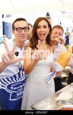 CATERINA BALIVO À NAPLES POUR RENDRE HOMMAGE À LA TROISIÈME SCUDETTO DE NAPLES EN TENANT SA PROMESSE DE FAIRE DES PIZZAS POUR LES NEAPOLITANS AVEC SON AMI, LA PIZZERIA GINO SORBILLO. Banque D'Images