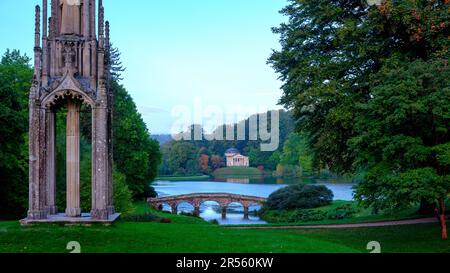 Stourhead, Royaume-Uni - 1 octobre 2022 : feu tôt le matin sur Stourhead, Wiltshire Banque D'Images