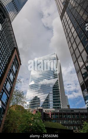 Londres, Royaume-Uni: Le grand bâtiment de 100 Bishopsgate vu de Undershaft. L'un des nouveaux gratte-ciels modernes de Londres. Banque D'Images